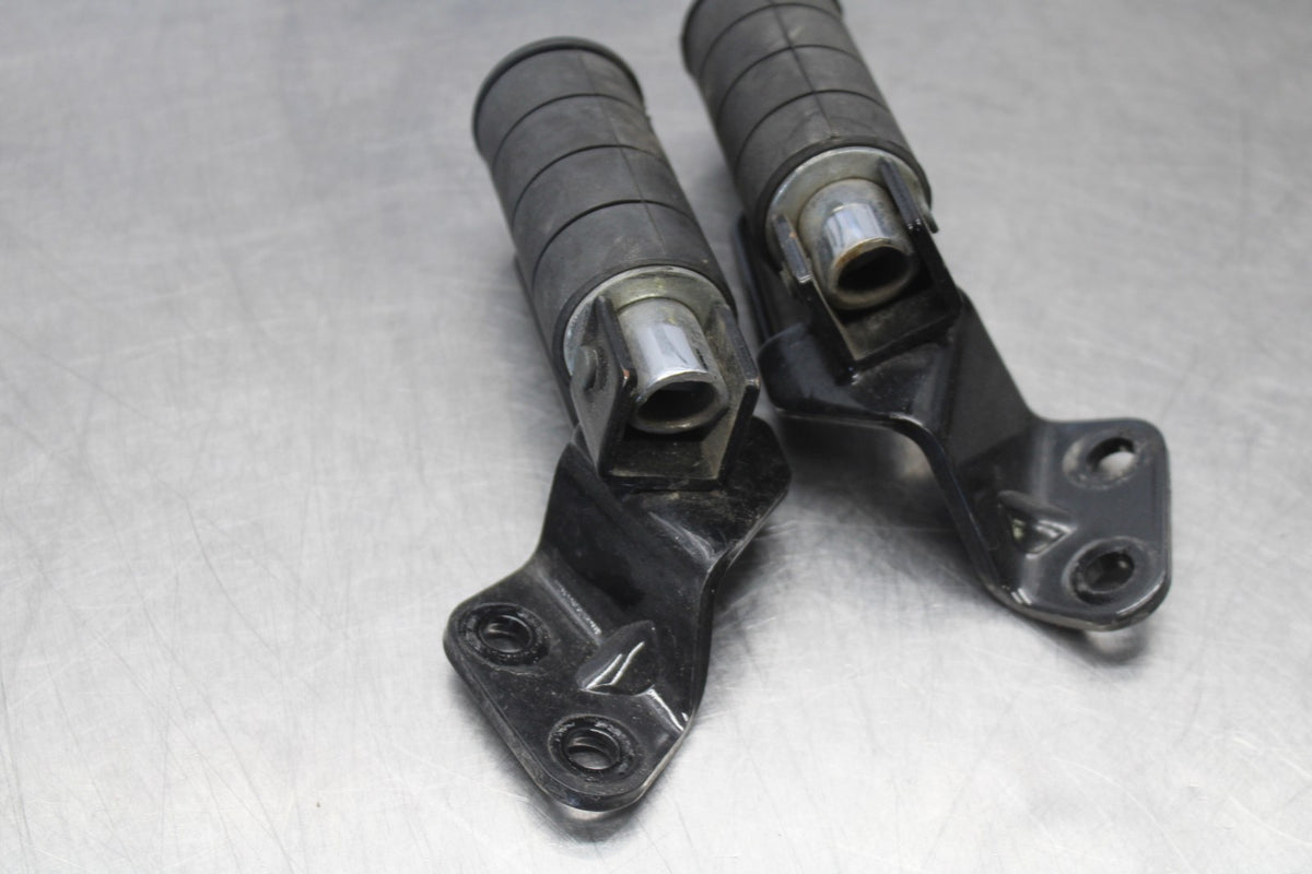 07 SUZUKI BOULEVARD M50 REAR PASSENGER FOOT STEP PEG SET BB897