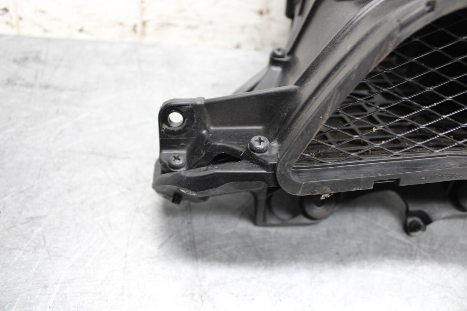 2009 Kawasaki Ninja ZX6R ZX600R UPPER FAIRING MIRROR GAUGES STAY BRACKET BB548