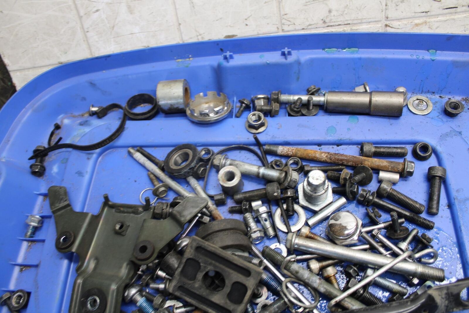 2007 Suzuki Boulevard M50 LEFTOVER MOUNTING BOLTS HARDWARE MOTOR SCREWS BB537