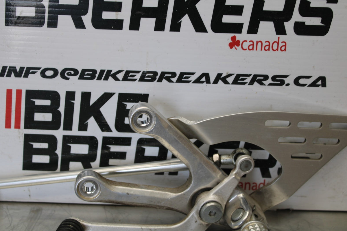 08-09 YAMAHA YZF R6S LEFT REARSET REAR SET DRIVER FOOT PEG REST STOP BB690