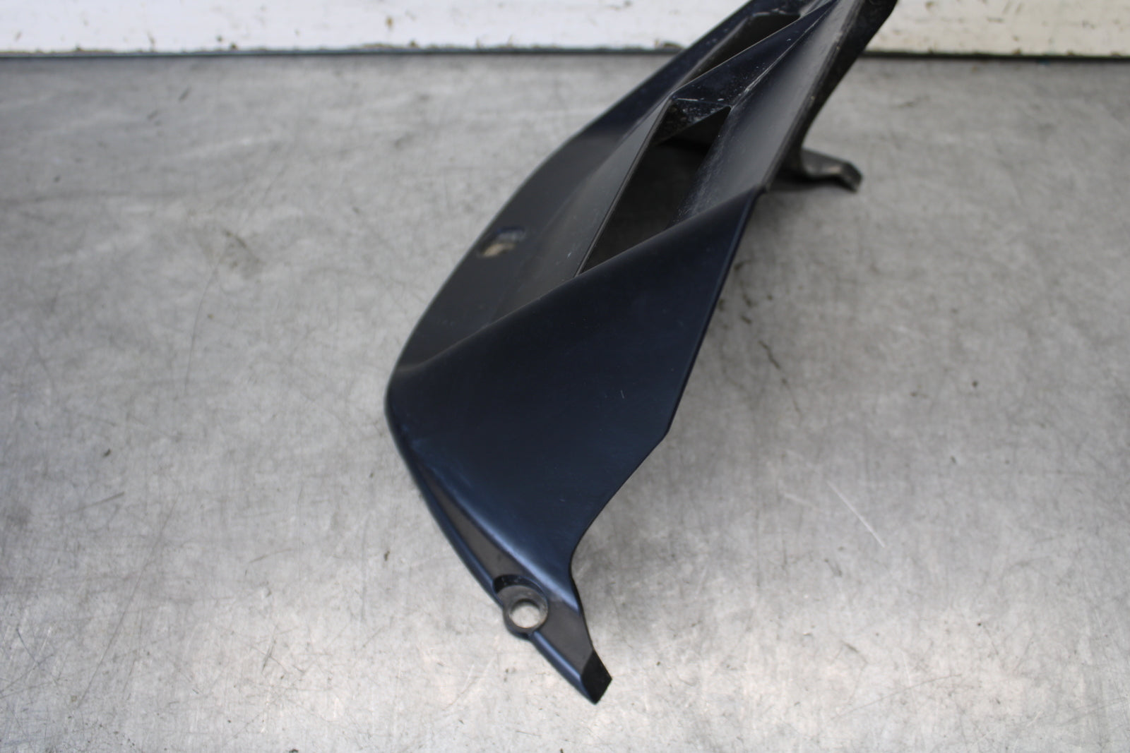 08-16 YAMAHA YZF R6 REAR BACK WHEEL TIRE HUGGER FENDER 2C0-21650-00-00 BB665
