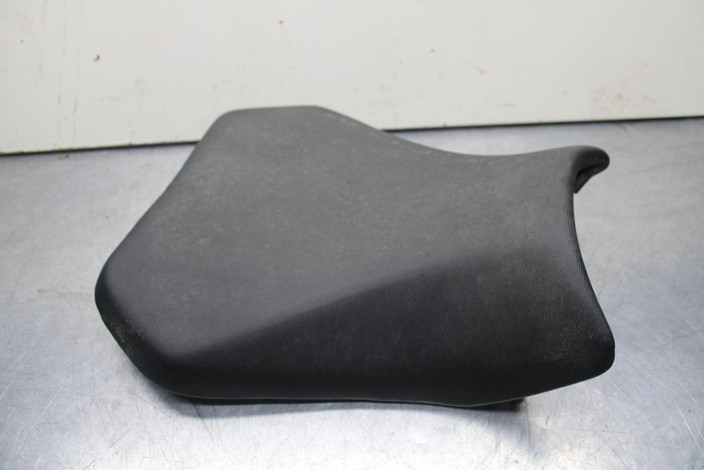 2011 Suzuki GSXR600 FRONT DRIVERS SEAT PAD SADDLE 45100-14J10-DW2 BB602