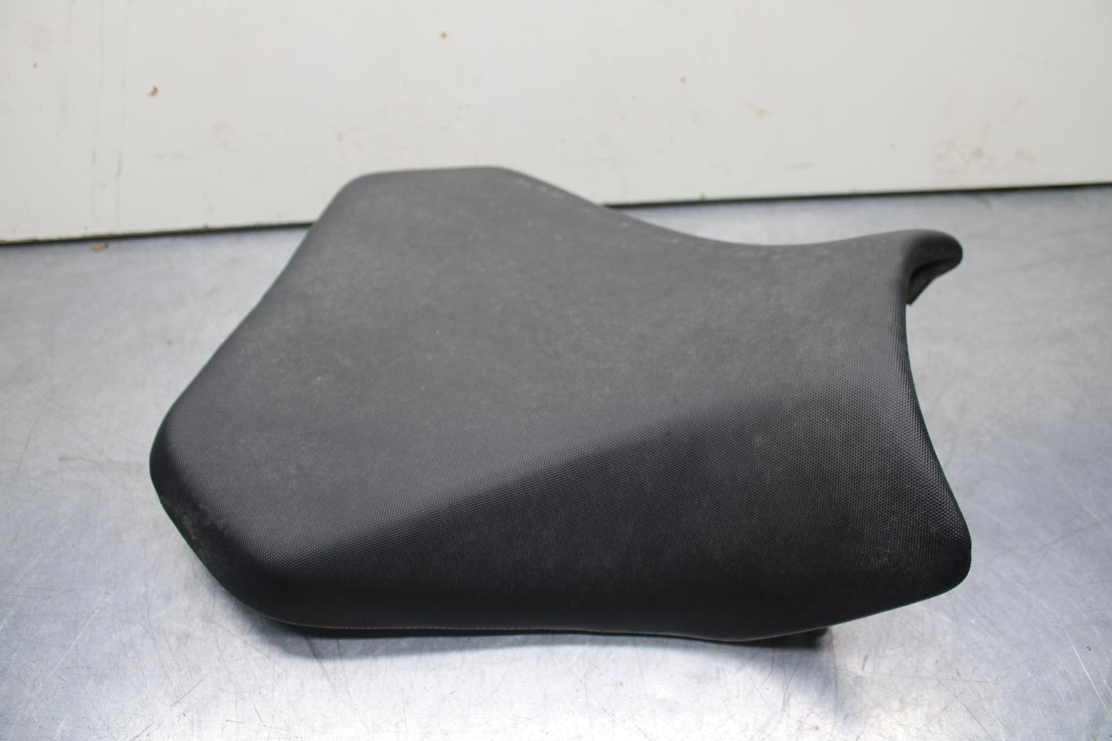 2011 Suzuki GSXR600 FRONT DRIVERS SEAT PAD SADDLE 45100-14J10-DW2 BB602
