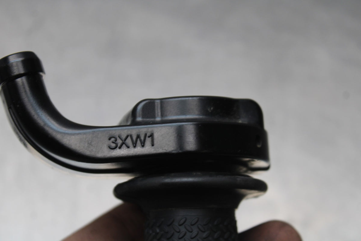 22-25 YAMAHA YZF R7 RIGHT THROTTLE GRIPBB850
