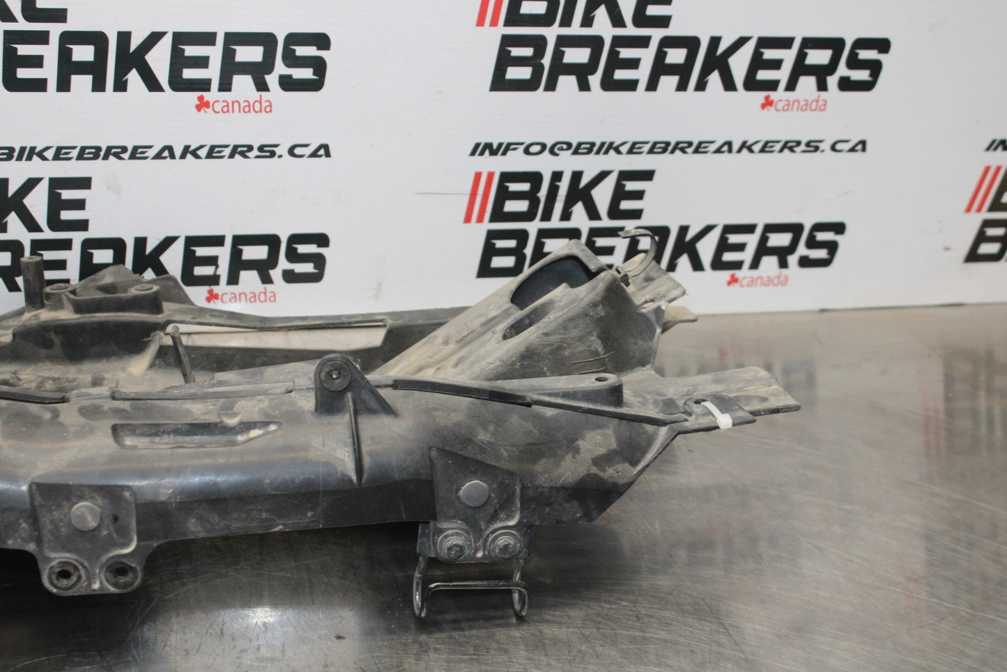 07-08 KAWASAKI NINJA ZX6R REAR BACK TAIL UNDERTAIL BATTERY TRAY PLASTIC BB203