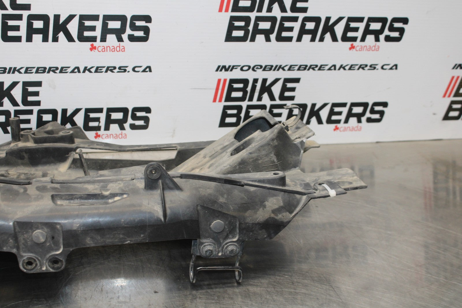 07-08 KAWASAKI NINJA ZX6R REAR BACK TAIL UNDERTAIL BATTERY TRAY PLASTIC BB203