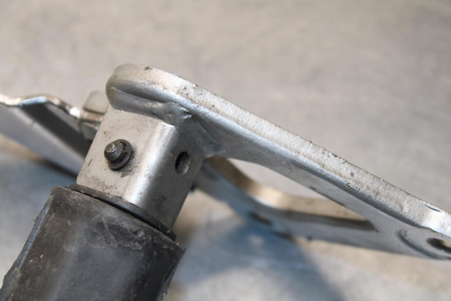 04-09 SUZUKI GS 500 FH GS500F LEFT REARSET REAR SET DRIVER FOOT PEG REST BB97