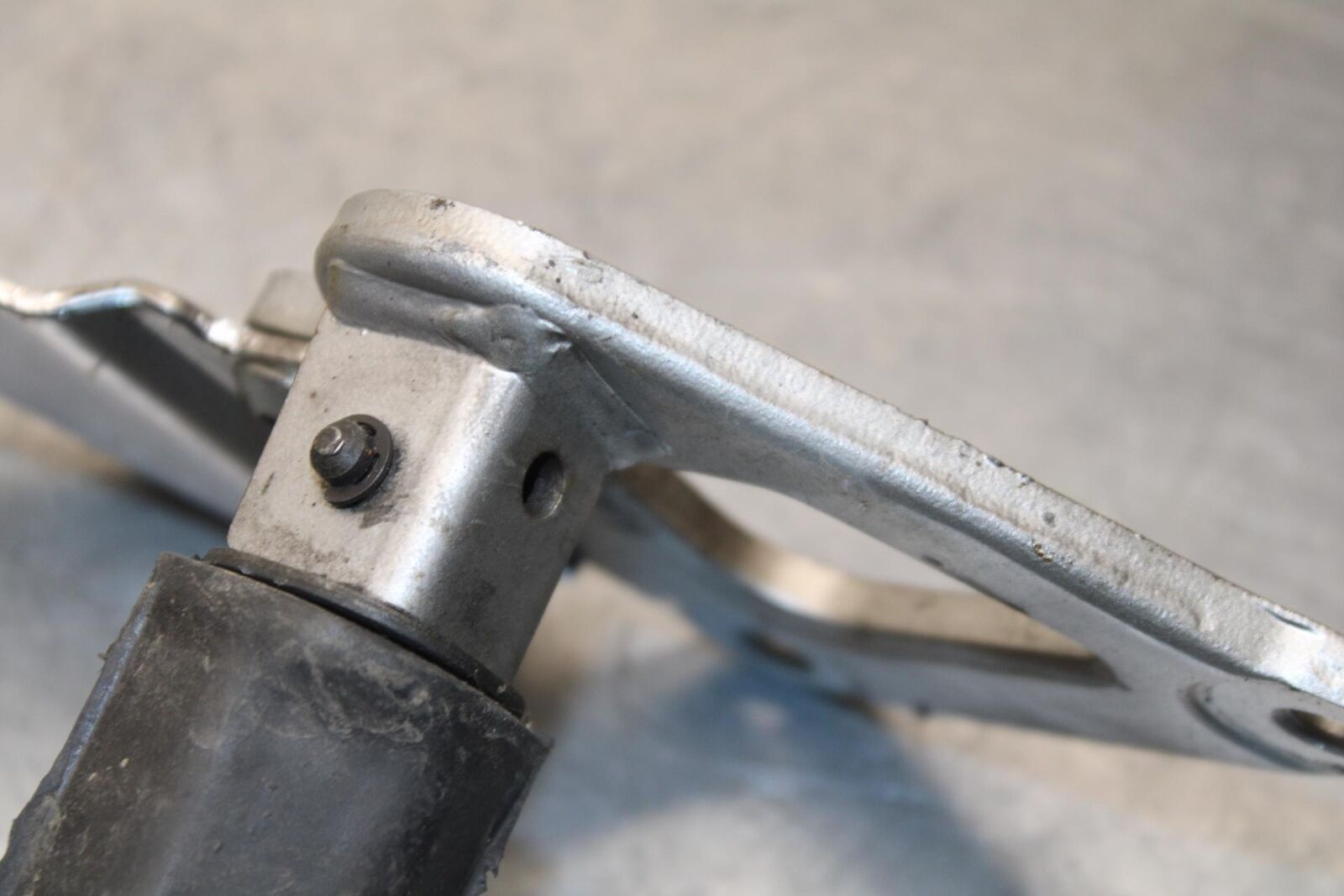 04-09 SUZUKI GS 500 FH GS500F LEFT REARSET REAR SET DRIVER FOOT PEG REST BB97