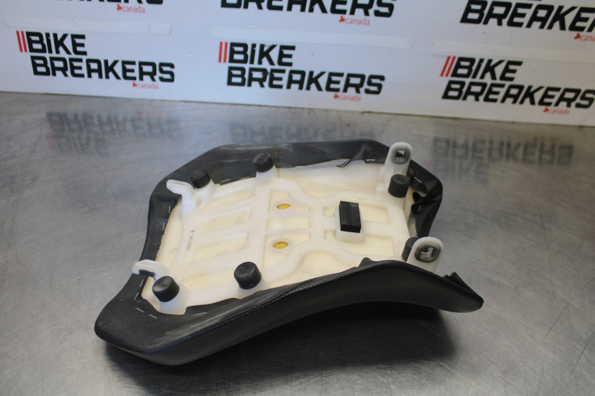 18 SUZUKI GSXR750 FRONT DRIVERS SEAT PAD SADDLE PILLION BB891