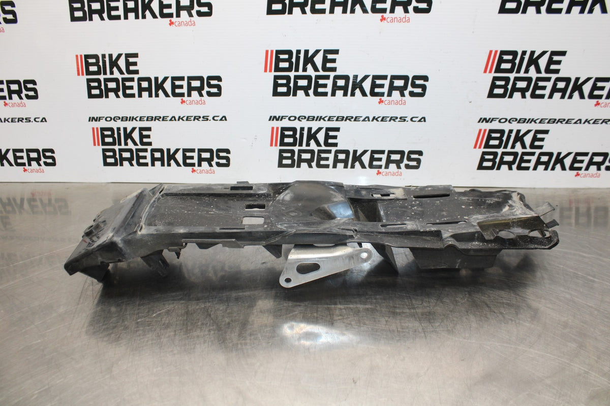 06-07 SUZUKI GSXR 600 REAR BACK TAIL UNDERTAIL BATTERY TRAY PLASTIC BB178