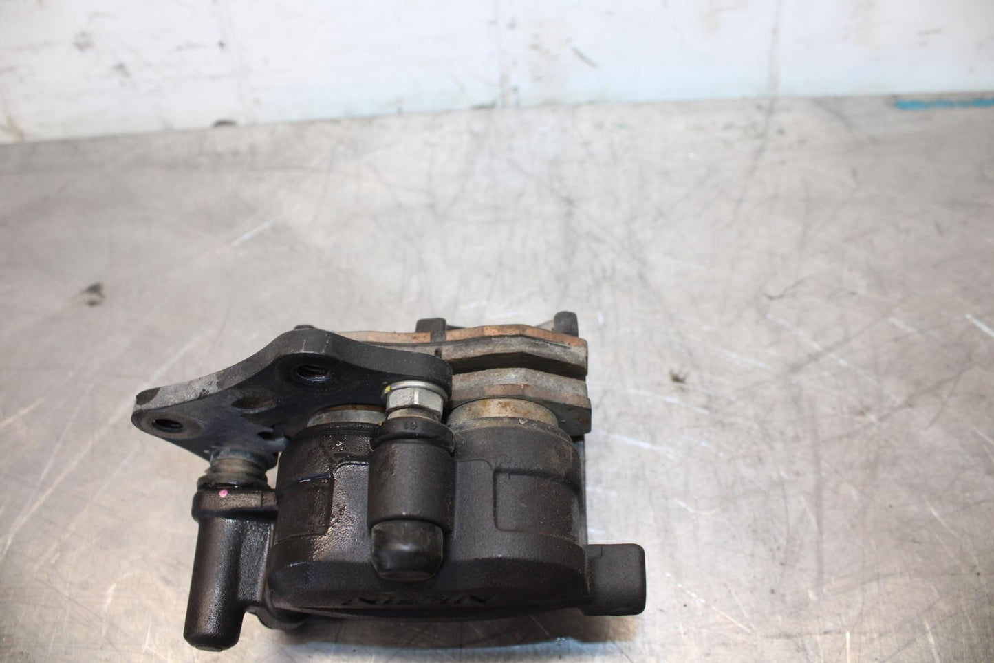 18 KAWASAKI Z 400  FRONT BRAKE CALIPER BB469