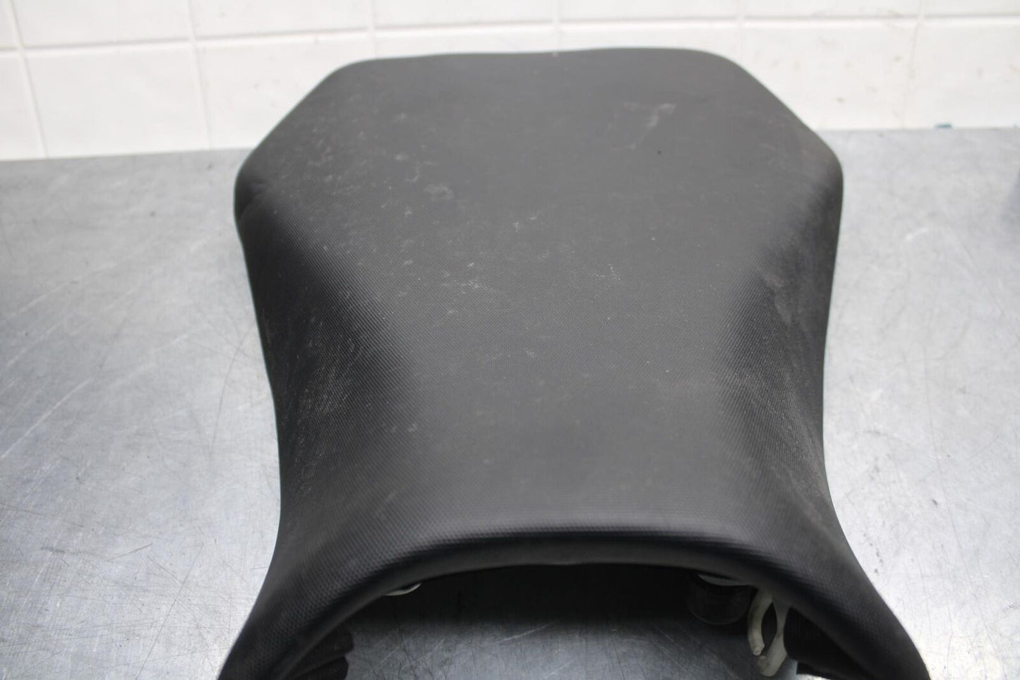 11-22 SUZUKI GSXR600 FRONT DRIVERS SEAT BB582