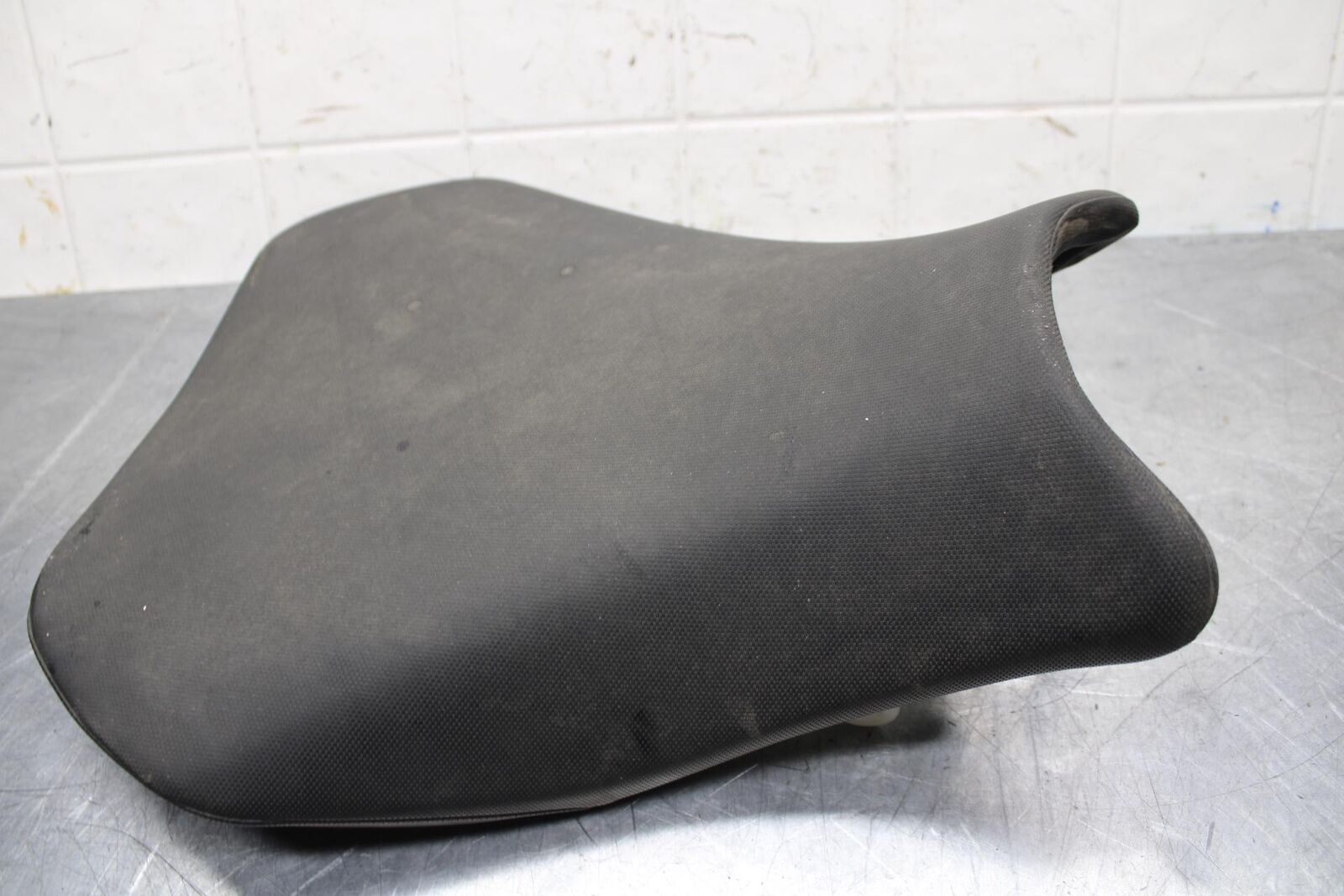 20 SUZUKI GSXR 1000 FRONT DRIVERS SEAT PAD SADDLE PILLION BB597