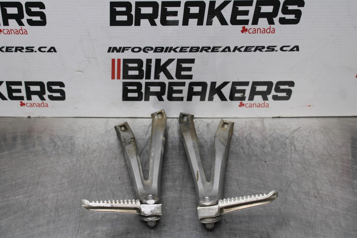 07-08 YAMAHA YZF R1 REAR BACK PASSENGER PEG SET PAIR BB771