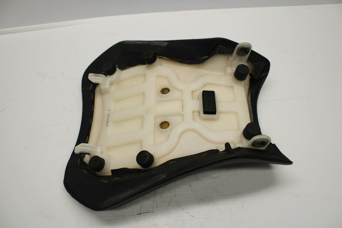 11-19 SUZUKI GSXR600 FRONT DRIVERS SEAT  SADDLE PILLION 45100-14J10-DW2 BB 241