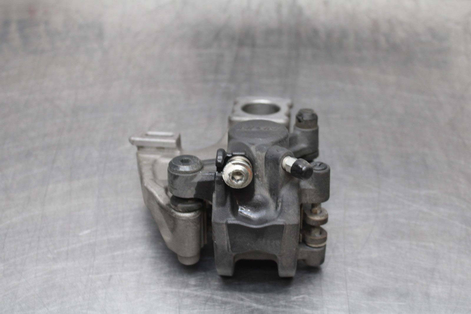 07 SUZUKI GSXR1000 REAR BACK BRAKE CALIPER W MOUNT BRACKET BB770