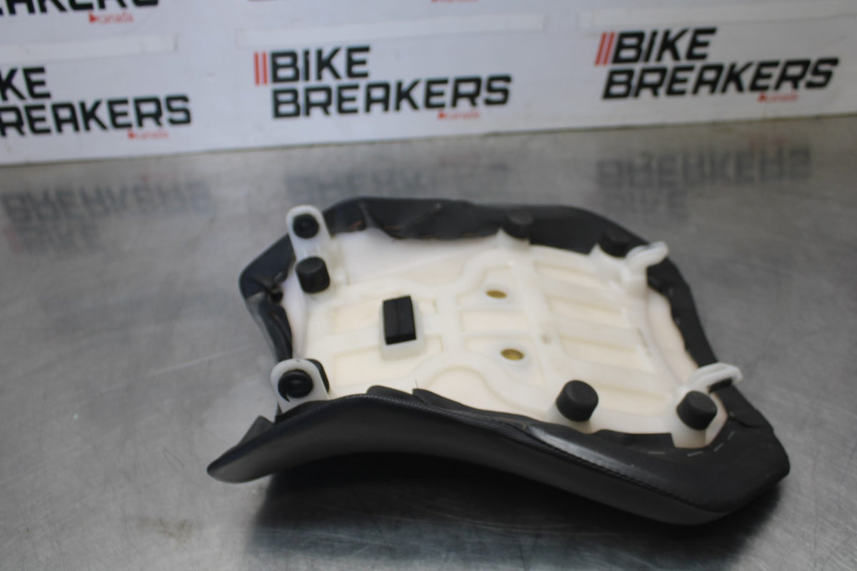 11-26 SUZUKI GSXR750 FRONT DRIVERS SEAT PAD SADDLE PILLION BB900-B