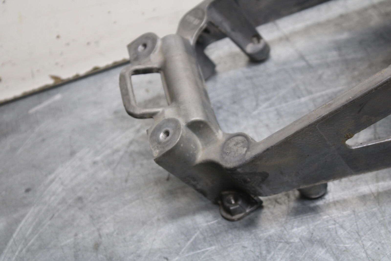 06-07 SUZUKI GSXR750 REAR SUBFRAME SUB FRAME 41211-01H00-YAP 41231-41G10 BB670