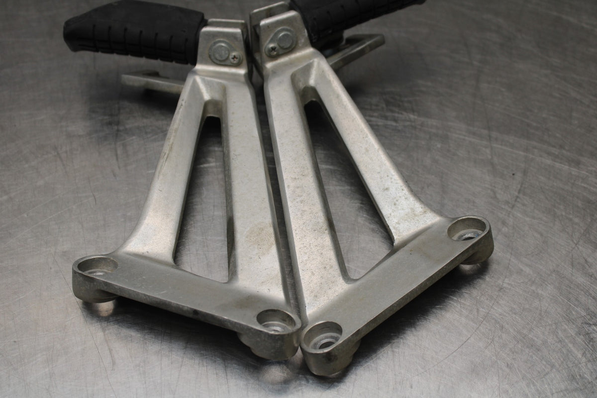 08 HONDA CBR125R REAR BACK PASSENGER PEG SET PAIR BB839