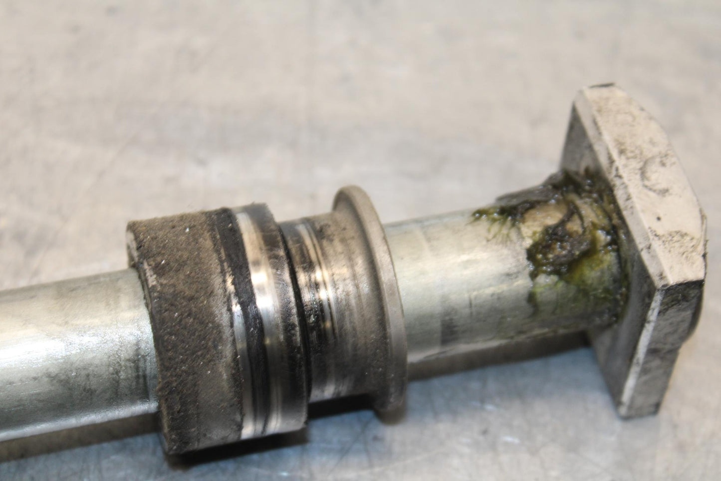 09-12 KAWASAKI NINJA ZX6R REAR AXLE BACK WHEEL RIM BOLT AXEL 41068-0035 BB617