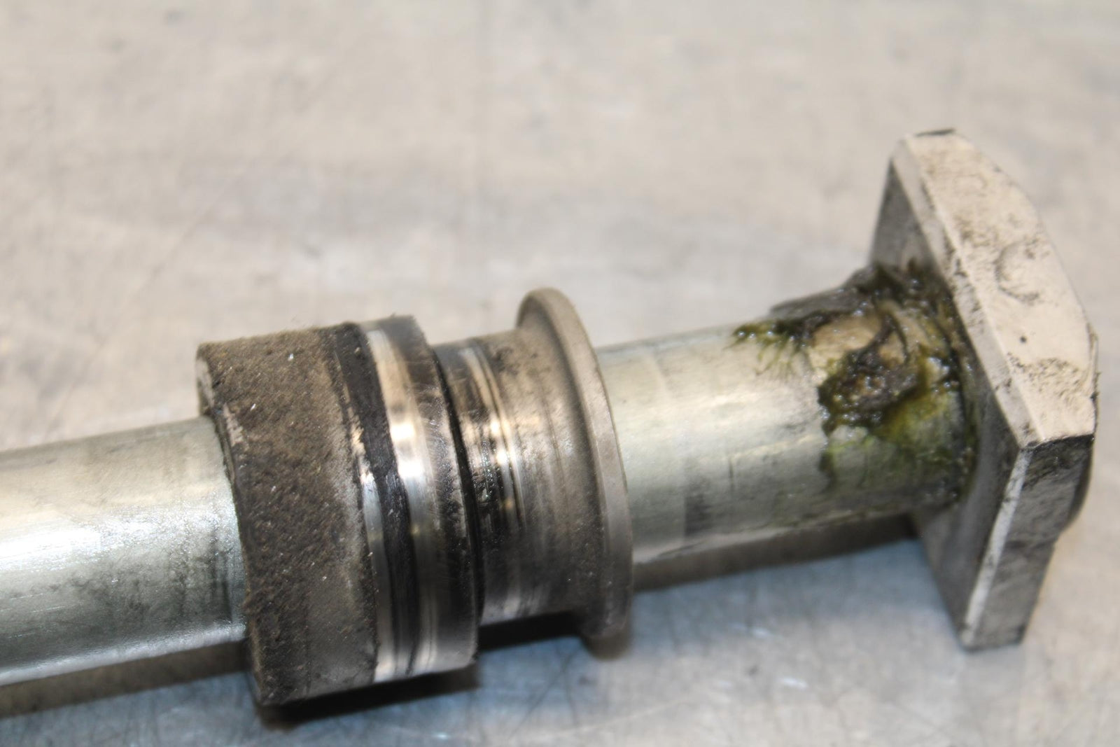 09-12 KAWASAKI NINJA ZX6R REAR AXLE BACK WHEEL RIM BOLT AXEL 41068-0035 BB617