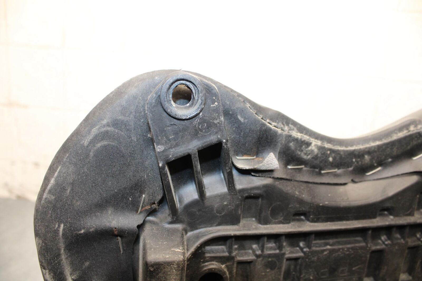 2006 Yamaha YZF R6 FRONT DRIVERS SEAT PAD SADDLE PILLION 2C0-24710-00-00 BB560
