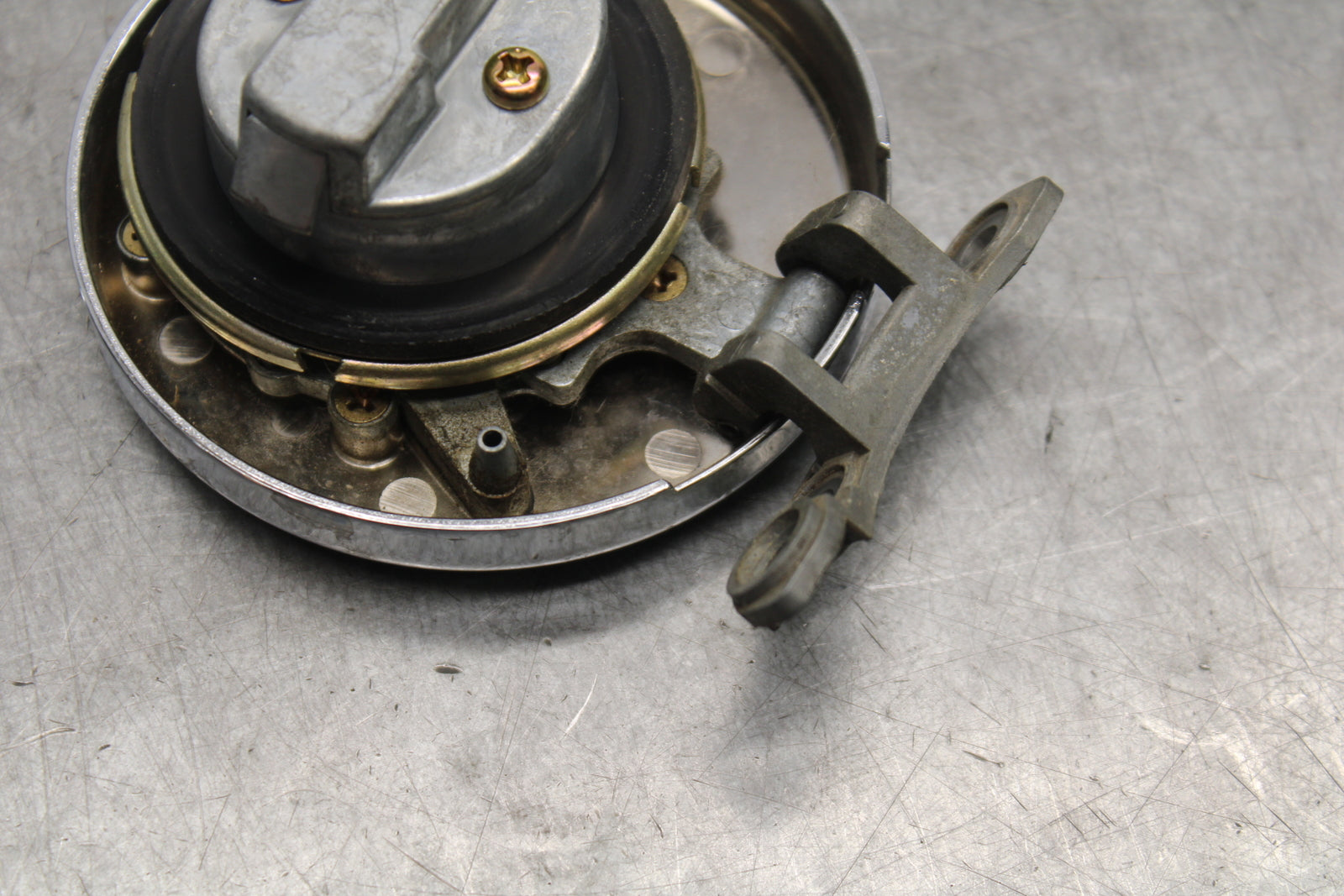 98-03 KAWASAKI VULCAN 1500L IGNITION LOCK KEY W/ GAS CAP  BB678