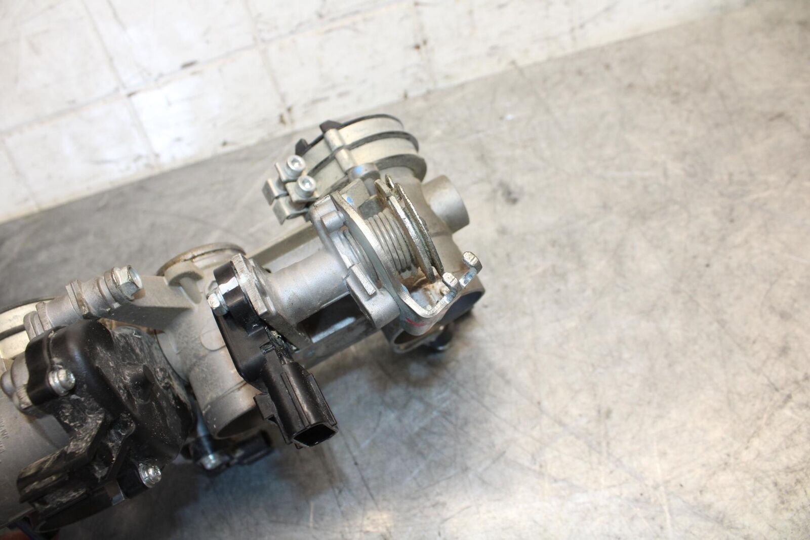 2015 Yamaha FZ09 MAIN FUEL INJECTORS / THROTTLE BODIES 1RC-12572-00-00 BB535