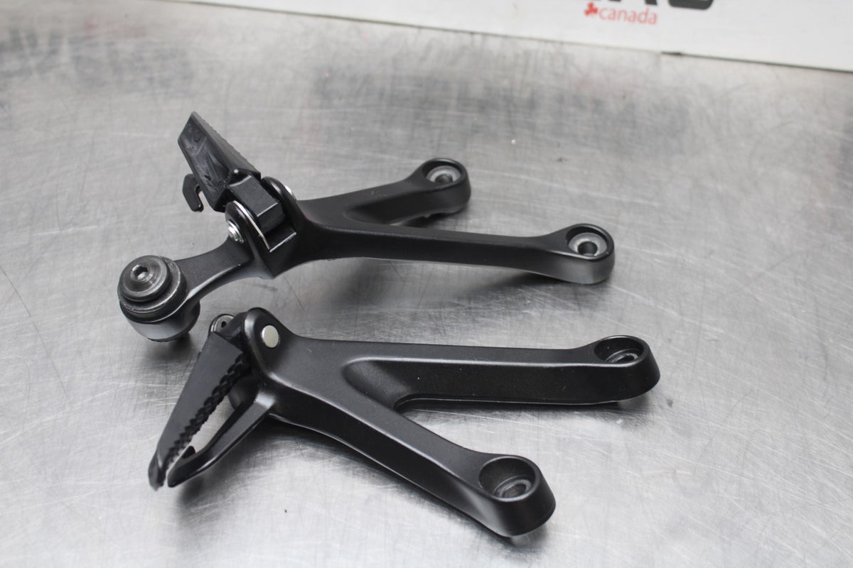 18 SUZUKI GSXR1000 REAR BACK PASSENGER PEG SET PAIR BB642