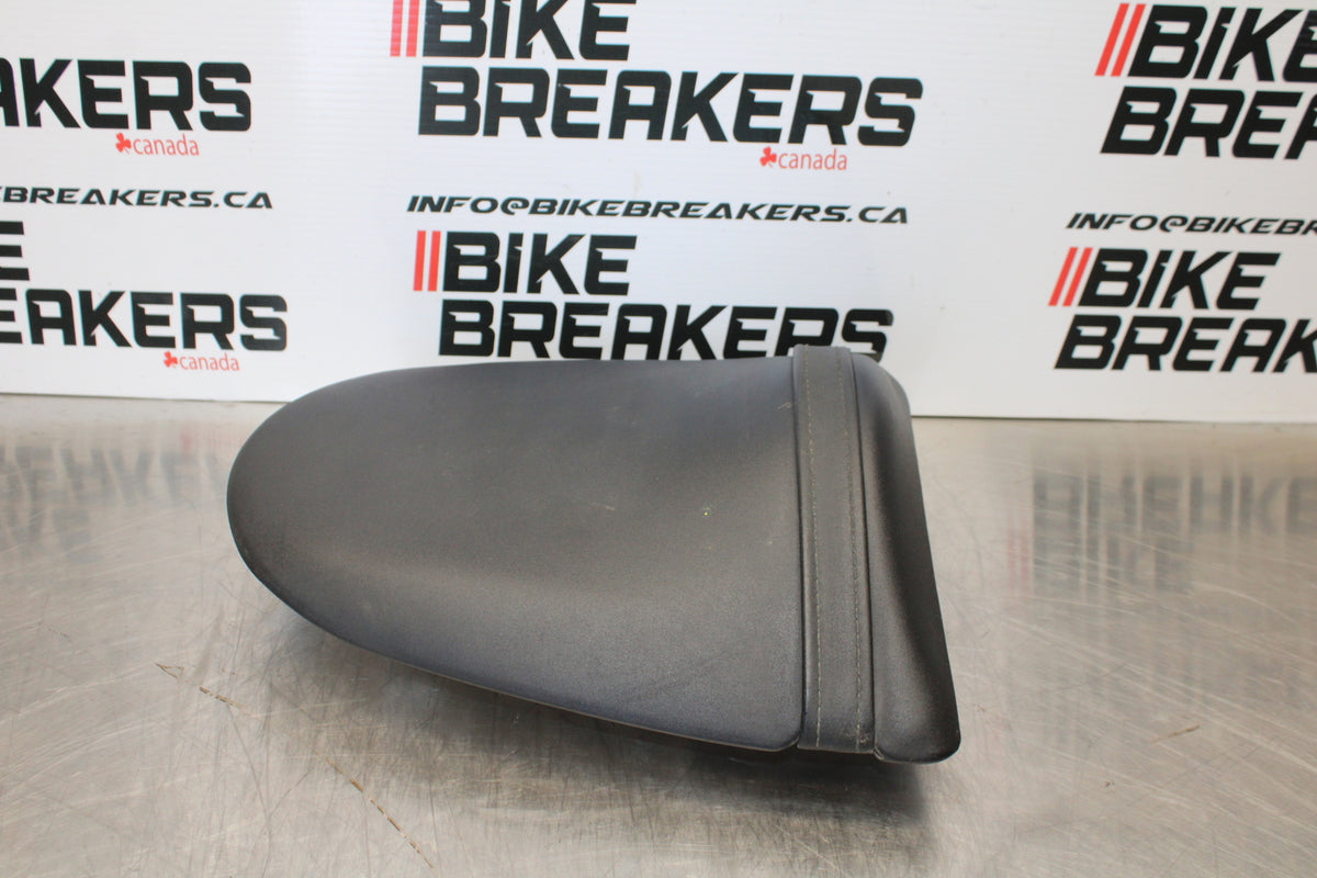 03-06 KAWASAKI Z1000 REAR BACK PASSENGER TANDEM SEAT PAD SADDLE PILLION BB164