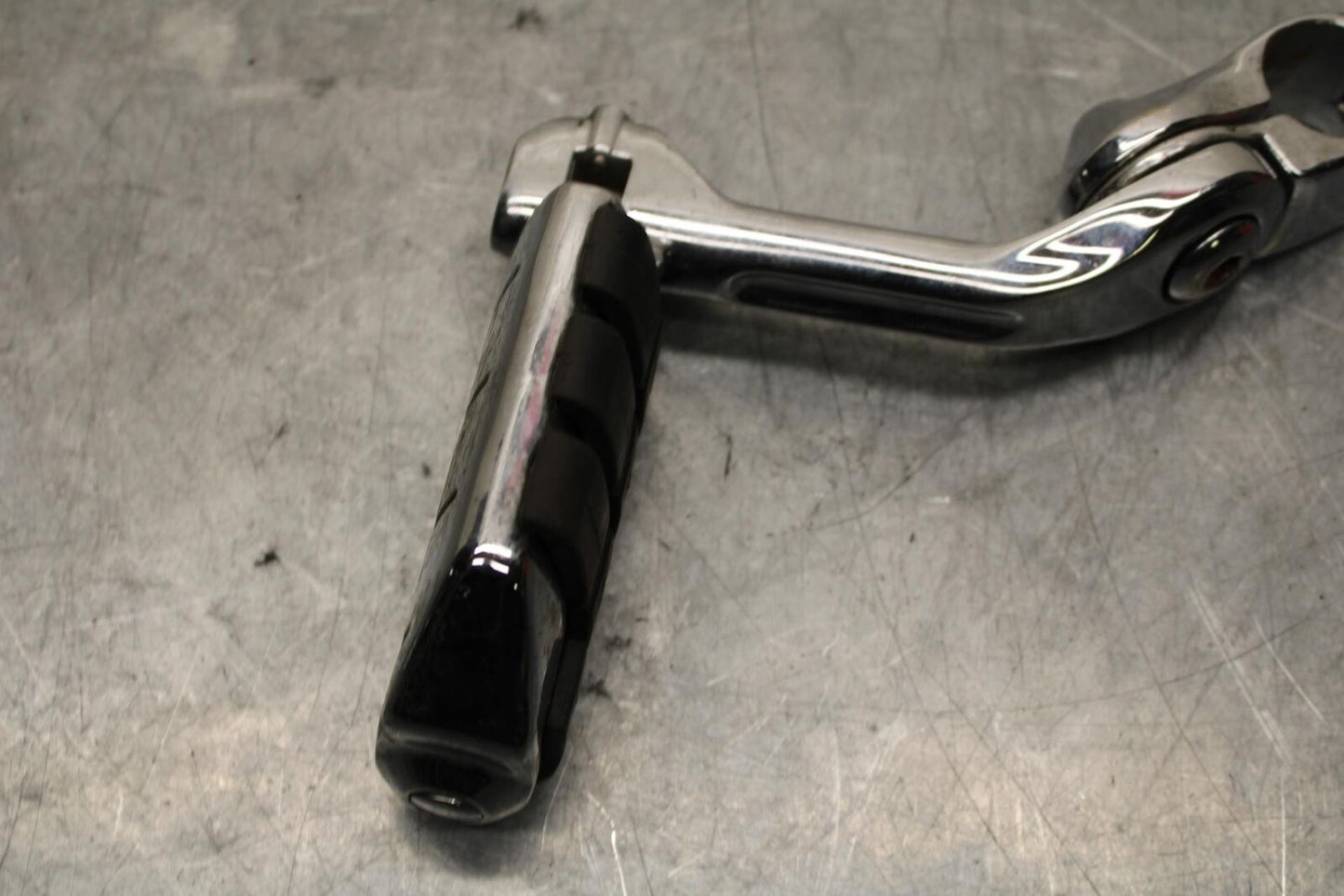 2005 Kawasaki Vulcan 1600 VN1600D Nomad REAR PASSENGER FOOT STEP PEG BB556