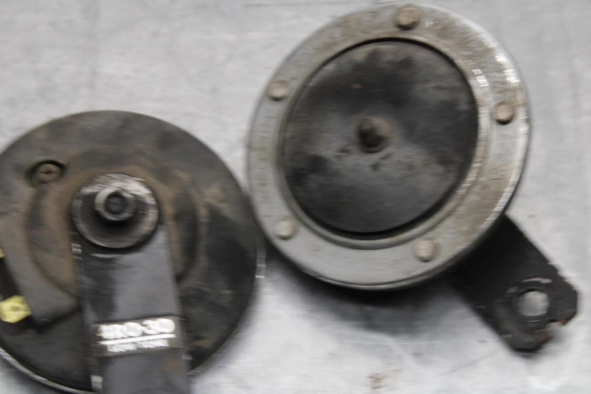 1979 Yamaha XS1100 HORN SIGNAL PAIR HIGH LOW TONE BB572