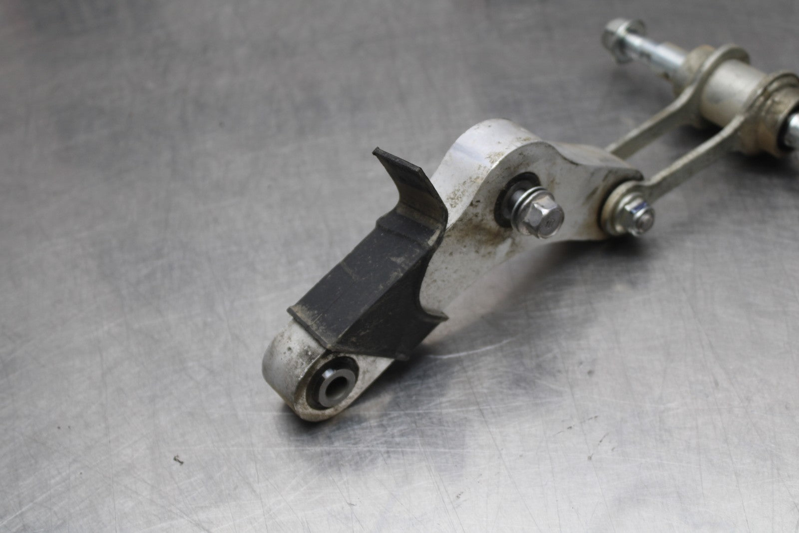 22-25 YAMAHA YZF R7 REAR DOGBONE SHOCK LINKAGE LINK 1WS-2217A-00-00 BB769