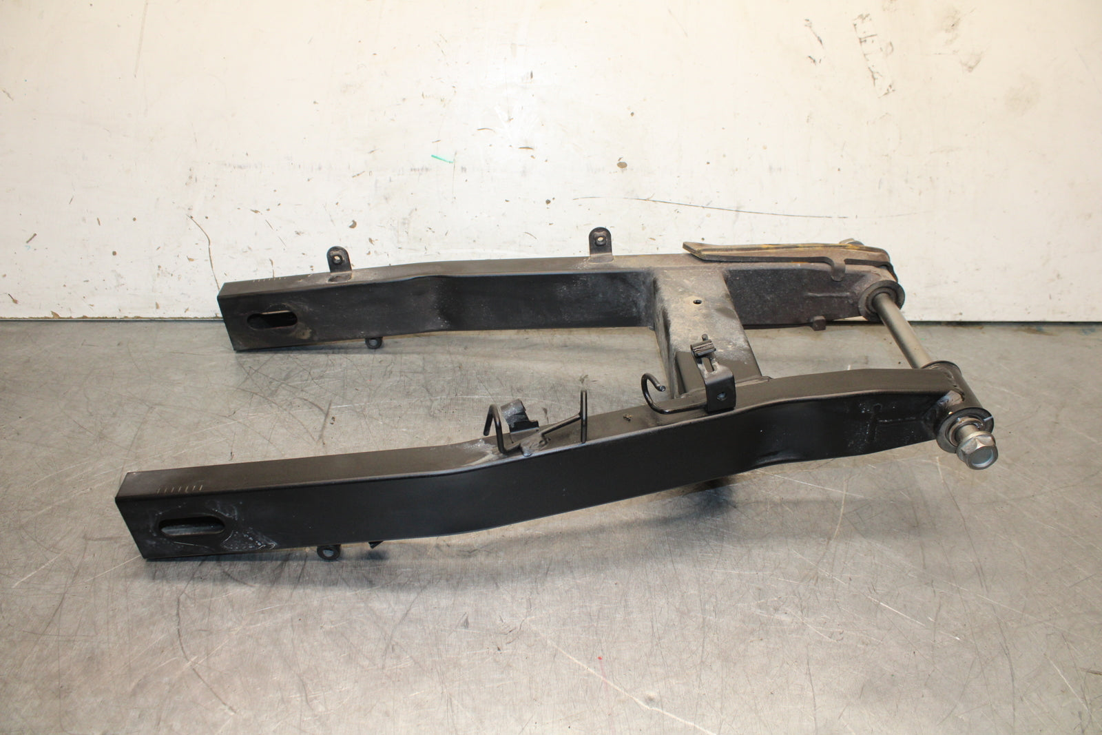 19-22 KAWASAKI Z400 REAR SWINGARM BACK SUSPENSION SWING ARM BB708