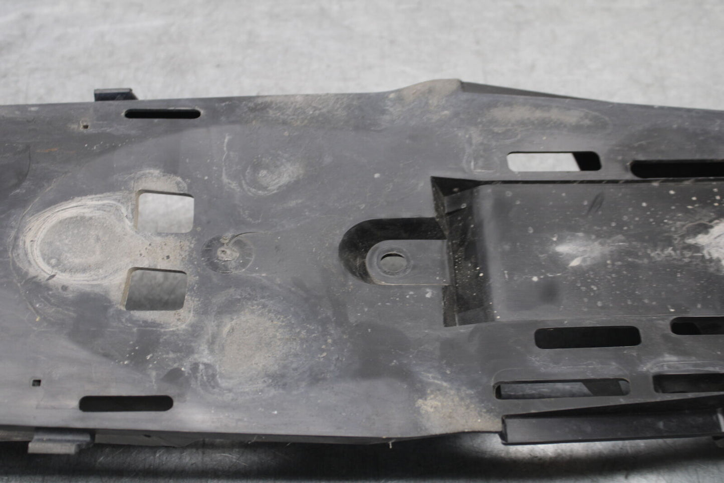 05-06 SUZUKI GSXR1000 REAR BACK TAIL UNDERTAIL BATTERY TRAY 63111-41G01 BB663