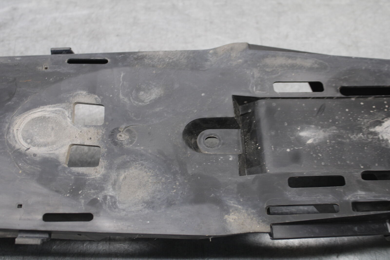 05-06 SUZUKI GSXR1000 REAR BACK TAIL UNDERTAIL BATTERY TRAY 63111-41G01 BB663