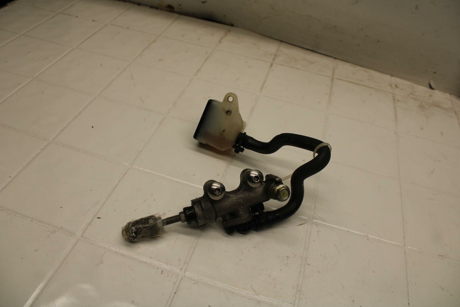 91-92 SUZUKI GSXR1100 GSXR 1100M REAR BRAKE MASTER CYLINDER W RESERVOIR BB03c 