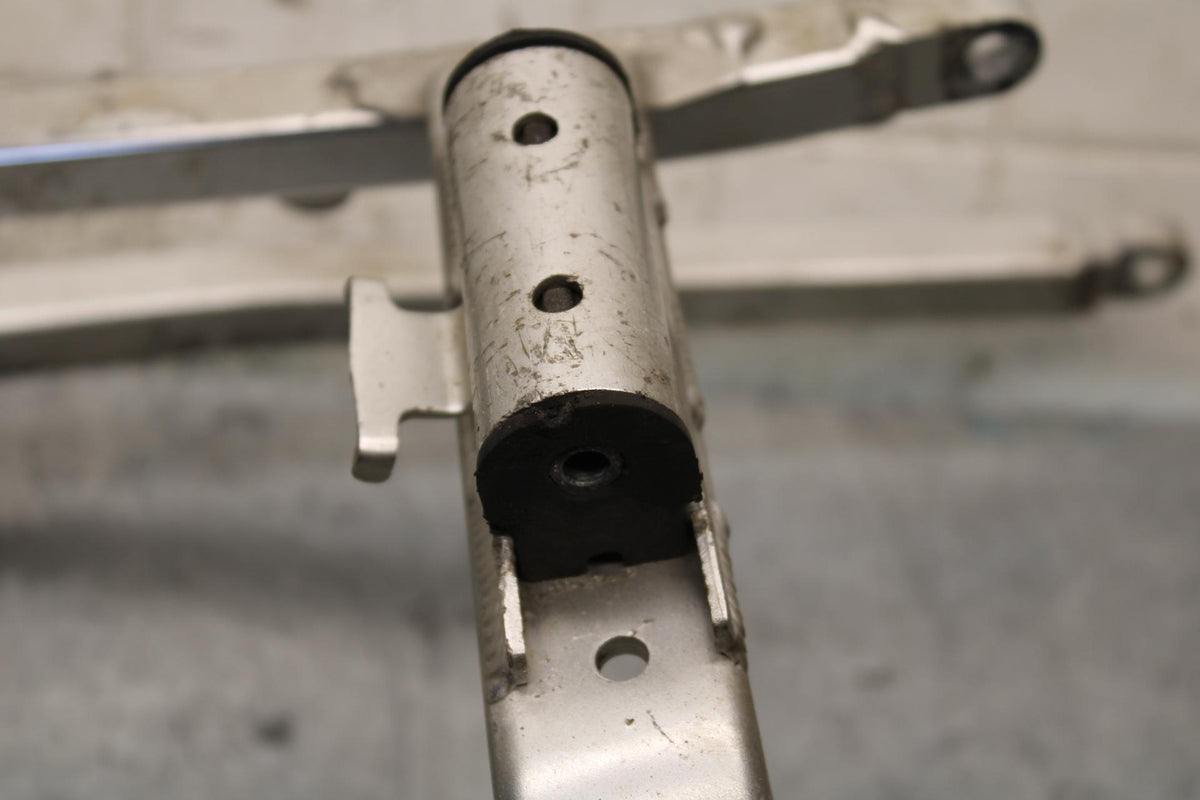 2000 Yamaha YZF R6 REAR BACK TAIL SUBFRAME SUB FRAME BB558