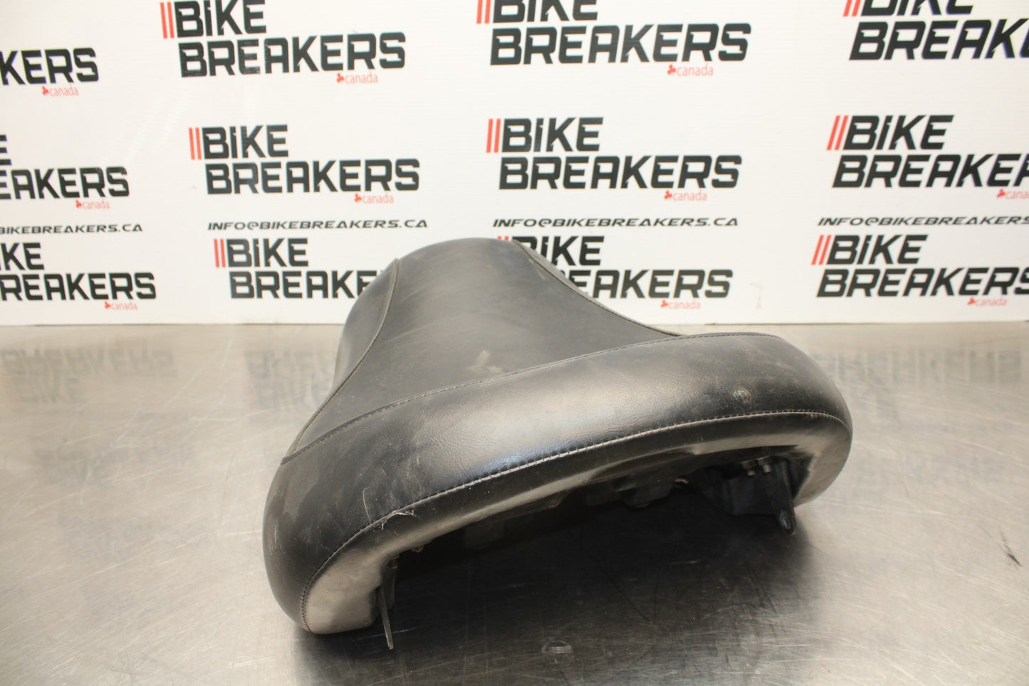 03-08 KAWASAKI VULCAN 1600 FRONT DRIVERS SEAT BB196