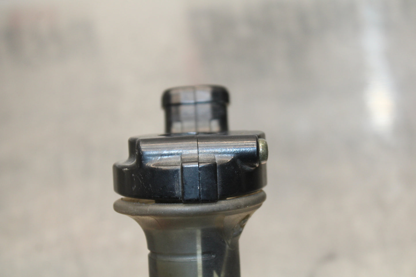 04-05 KAWASAKI NINJA ZX10R THROTTLE CABLE LINE HOUSING GUIDE BB163