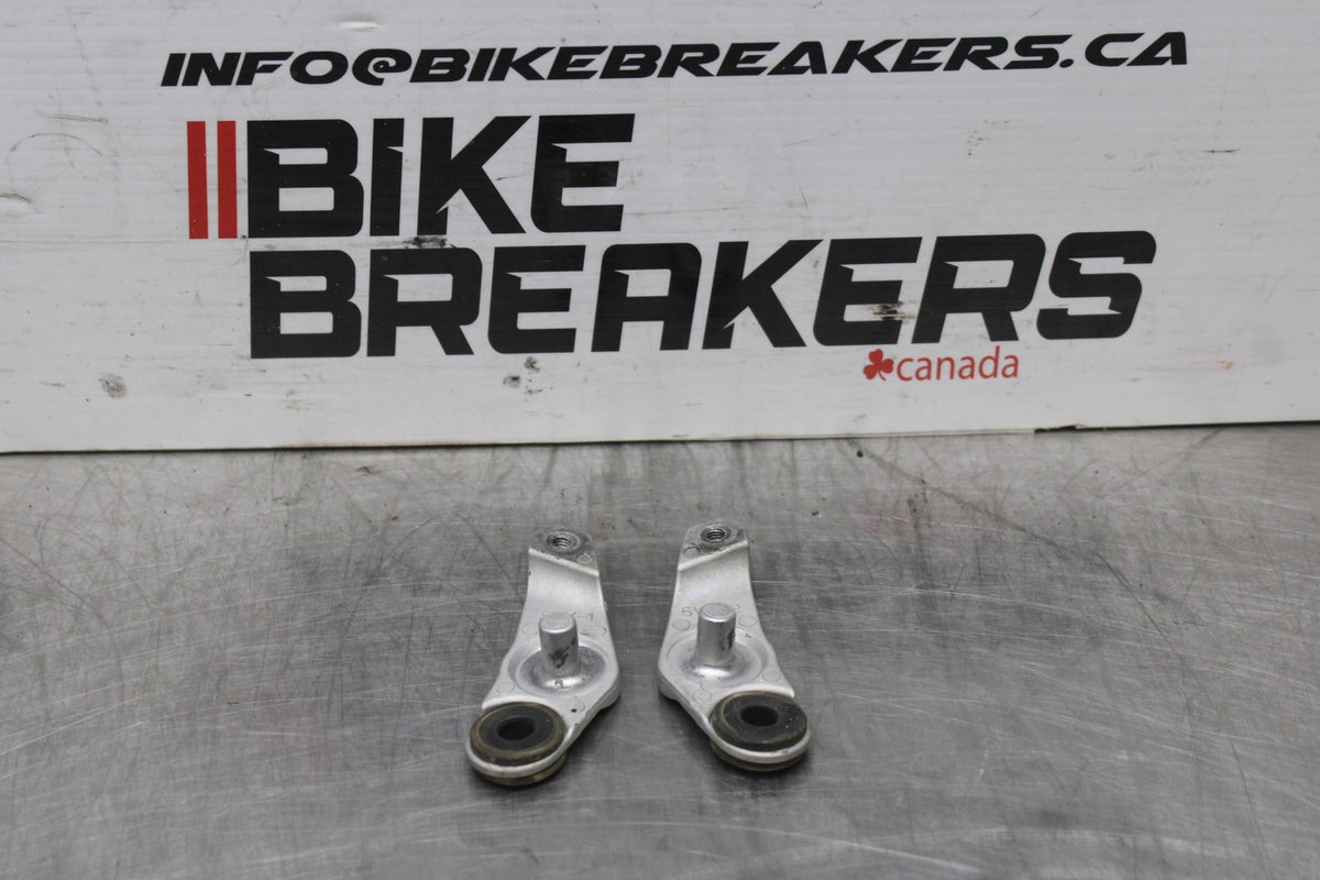 08-16 YAMAHA YZF R6 FRONT GAS TANK BRACKET MOUNT BB798