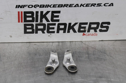 08-16 YAMAHA YZF R6 FRONT GAS TANK BRACKET MOUNT BB798