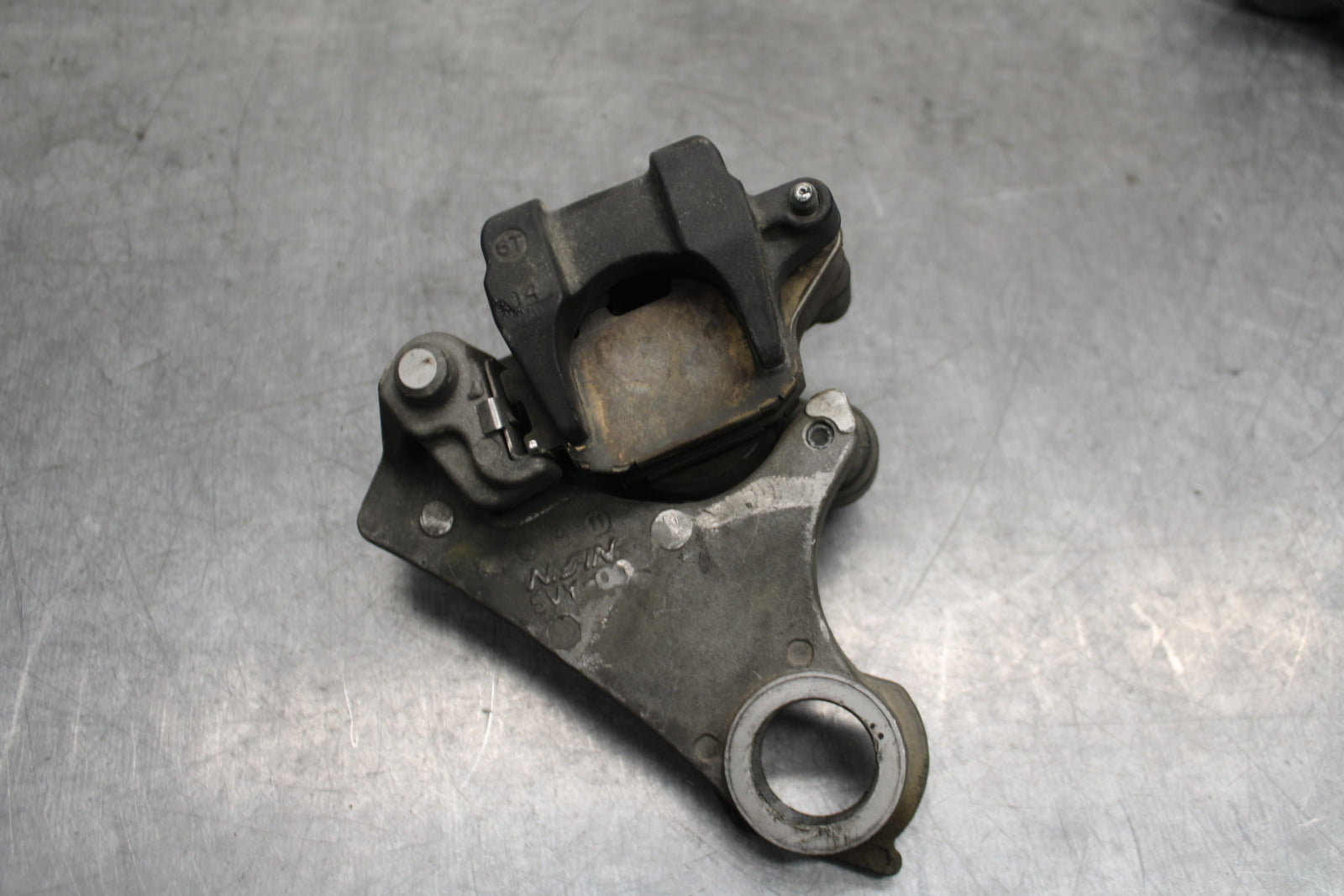 07-08 YAMAHA YZF R1 REAR BACK BRAKE CALIPER W MOUNT BRACKET BB724