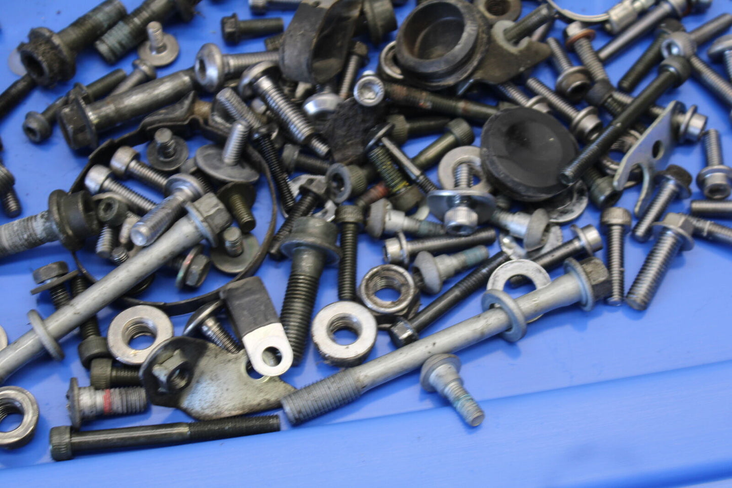 08-09 YAMAHA YZF R6S MOUNTING BOLTS HARDWARE MOTOR SCREWS BB690