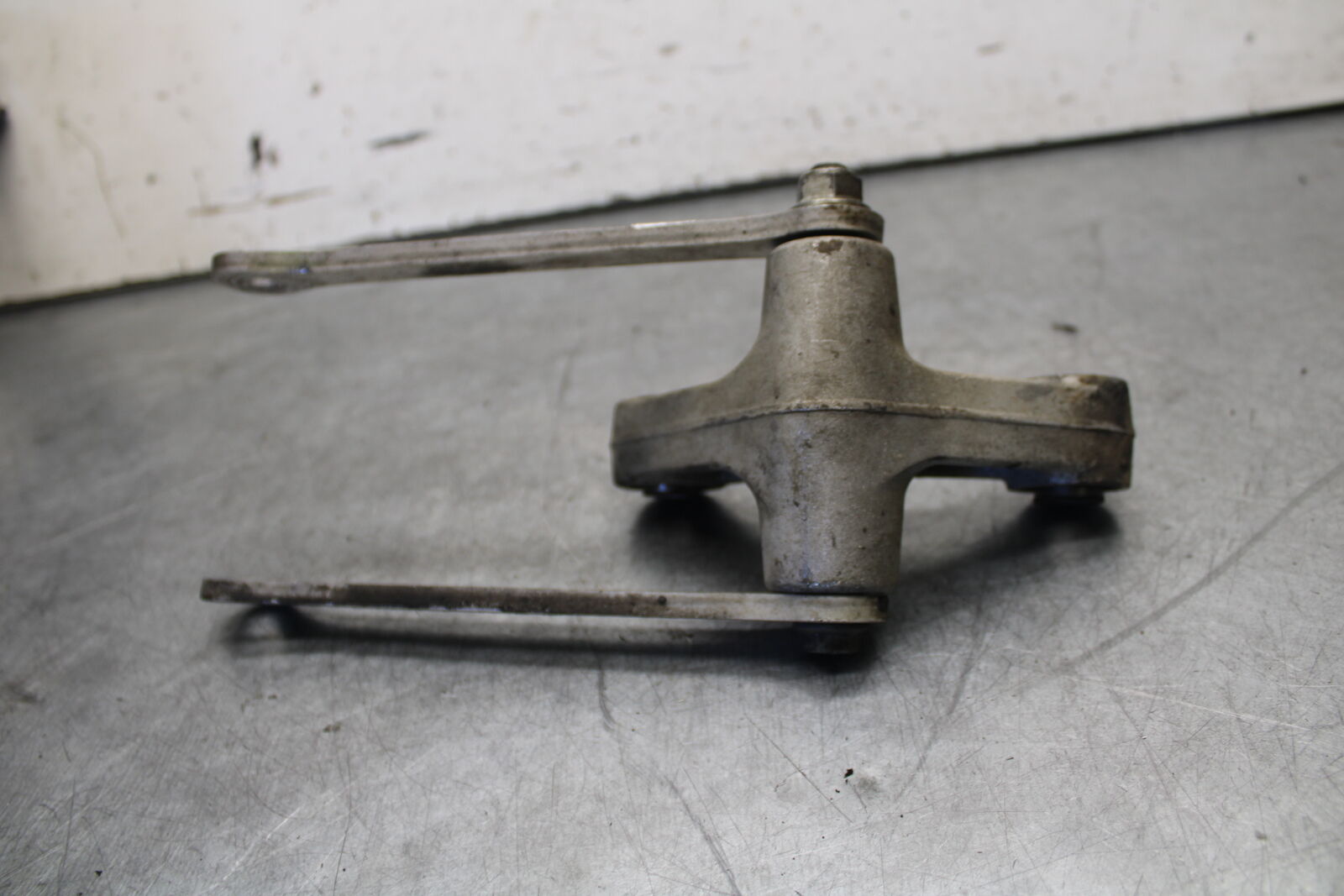 05-06 SUZUKI GSXR1000 REAR DOGBONE SHOCK LINKAGE LINK 62600-41810 BB663