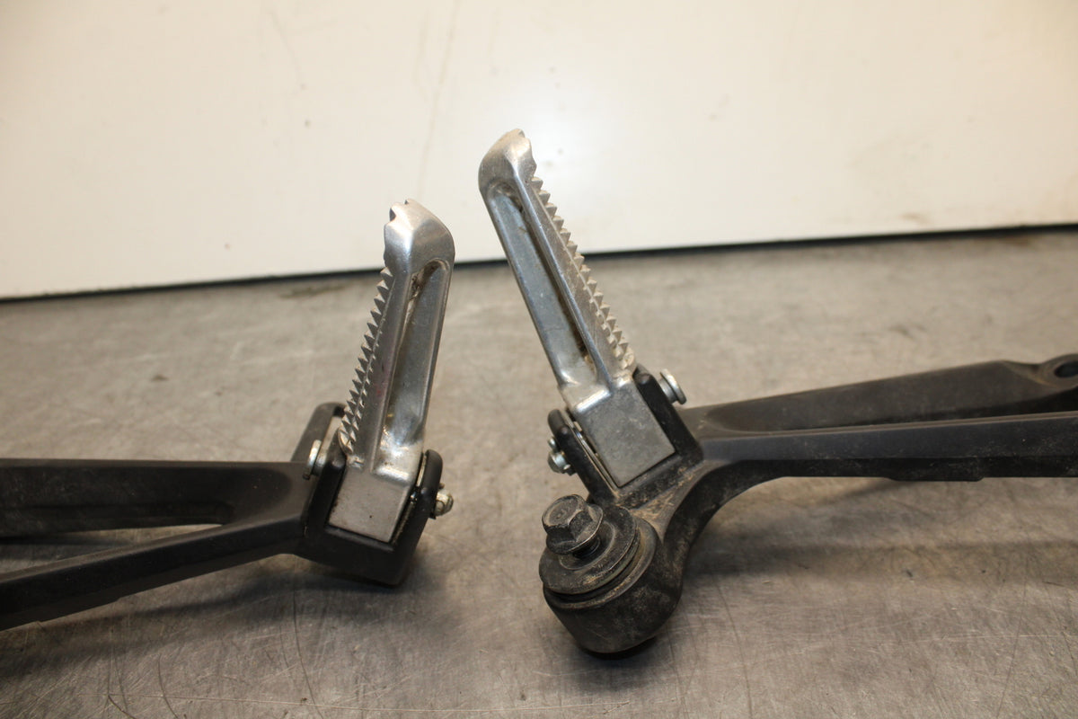 19-21 YAMAHA YZF R3 REAR BACK PASSENGER PEG SET PAIR BB121