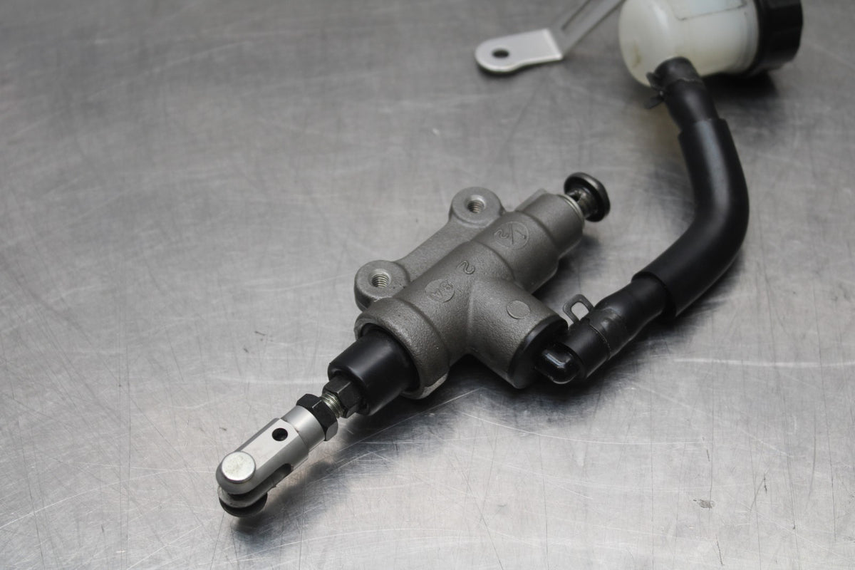 18 YAMAHA YZF R1  REAR BACK BRAKE MASTER CYLINDER W RESERVOIR BB838