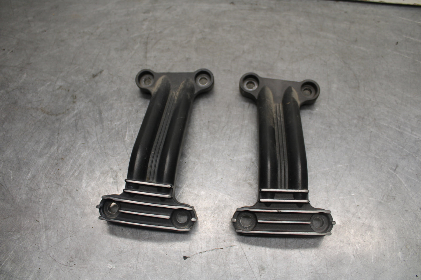 05-06 YAMAHA ROYAL STAR REAR PASSENGER FOOT STEP MOUNT BRACKET BB697