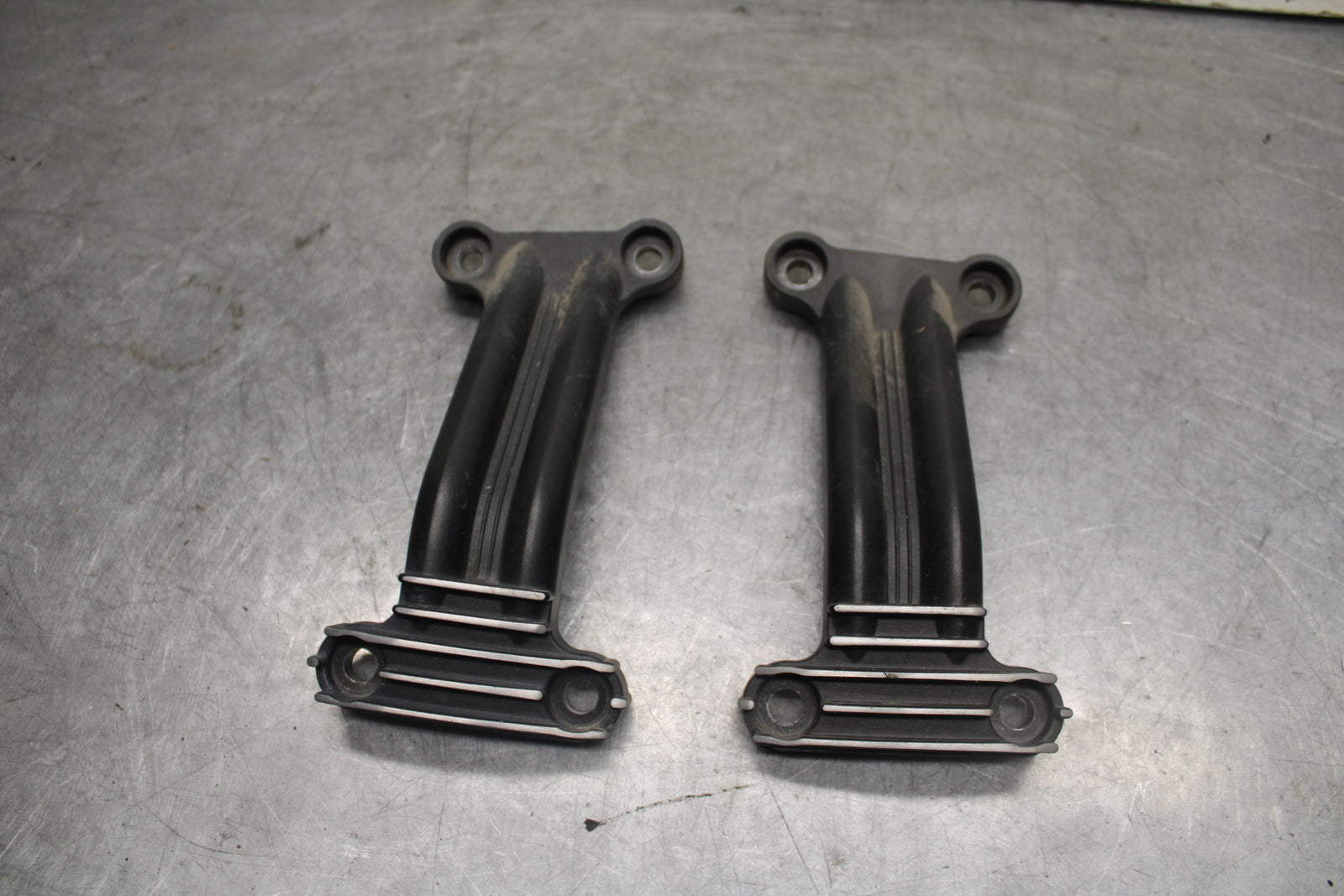 05-06 YAMAHA ROYAL STAR REAR PASSENGER FOOT STEP MOUNT BRACKET BB697