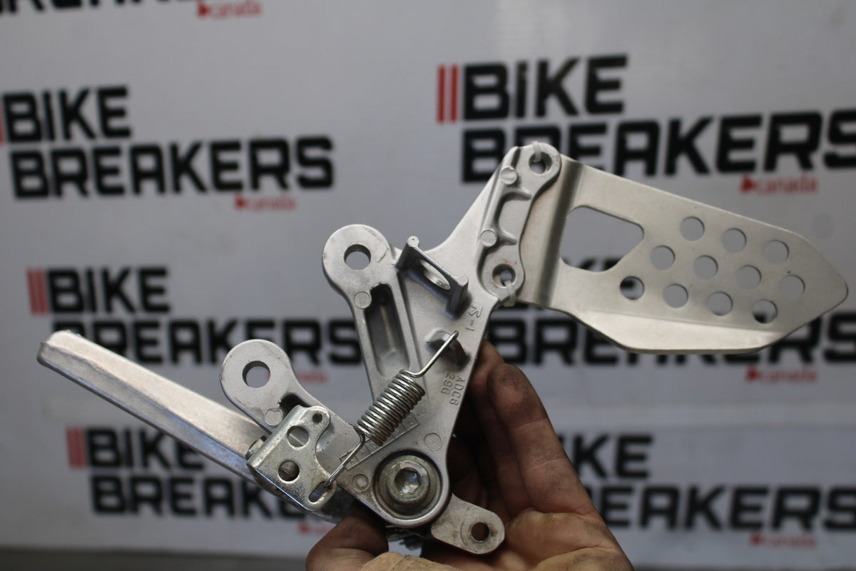 05 SUZUKI GSXR600 RIGHT REARSET REAR SET DRIVER FOOT PEG REST STOP BB329